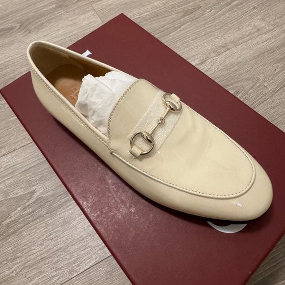 Gucci Jordaan Loafers Cream Patent Leather Loafers with Gold Buckle - Picture 5 of 9